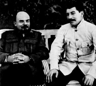 Lenine_staline_gorki_1922